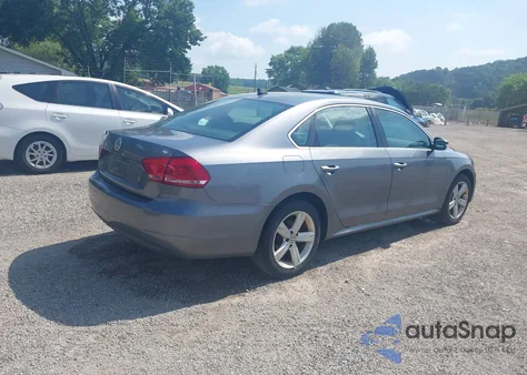 2013 Volkswagen Passat 2.5L Se z USA, uszkodzony, nr VIN 1VWBH7A36DC004946